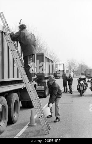 Camion di controllo della polizia, 19-04-1994, Whizgle Dutch News: Immagini storiche su misura per il futuro. Esplora il passato dei Paesi Bassi con prospettive moderne attraverso le immagini delle agenzie olandesi. Colmare gli eventi di ieri con gli approfondimenti di domani. Intraprendi un viaggio senza tempo con storie che plasmano il nostro futuro. Foto Stock