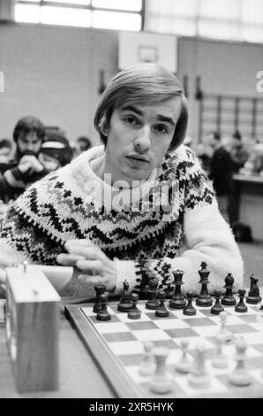 Grande Maestro Peter Scheeren, Torneo di scacchi Blast Furnace, 14-01-1983, Whizgle Dutch News: Immagini storiche su misura per il futuro. Esplora il passato dei Paesi Bassi con prospettive moderne attraverso le immagini delle agenzie olandesi. Colmare gli eventi di ieri con gli approfondimenti di domani. Intraprendi un viaggio senza tempo con storie che plasmano il nostro futuro. Foto Stock