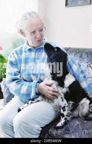 Signora anziana su un divano con il cocker spaniel maculato in bianco e nero, 00-01-1999, Whizgle Dutch News: Immagini storiche su misura per il futuro. Esplora il passato dei Paesi Bassi con prospettive moderne attraverso le immagini delle agenzie olandesi. Colmare gli eventi di ieri con gli approfondimenti di domani. Intraprendi un viaggio senza tempo con storie che plasmano il nostro futuro. Foto Stock