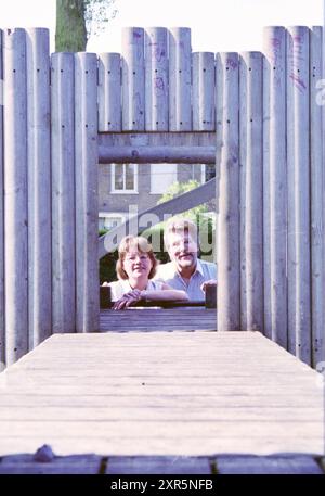 Ritratto di uomo e donna, Whizgle Dutch News: Immagini storiche su misura per il futuro. Esplora il passato dei Paesi Bassi con prospettive moderne attraverso le immagini delle agenzie olandesi. Colmare gli eventi di ieri con gli approfondimenti di domani. Intraprendi un viaggio senza tempo con storie che plasmano il nostro futuro. Foto Stock