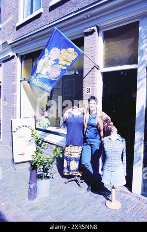 Negozio di abbigliamento di seconda mano Karakter [Antoniestraat 25], 18-04-2000, Whizgle Dutch News: Immagini storiche su misura per il futuro. Esplora il passato dei Paesi Bassi con prospettive moderne attraverso le immagini delle agenzie olandesi. Colmare gli eventi di ieri con gli approfondimenti di domani. Intraprendi un viaggio senza tempo con storie che plasmano il nostro futuro. Foto Stock