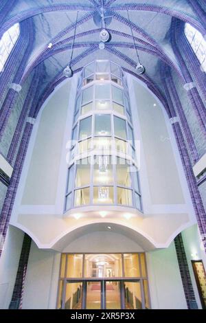 Sacred Heart Church, Apartments, Haarlem, Paesi Bassi, 02-09-1998, Whizgle Dutch News: immagini storiche su misura per il futuro. Esplora il passato dei Paesi Bassi con prospettive moderne attraverso le immagini delle agenzie olandesi. Colmare gli eventi di ieri con gli approfondimenti di domani. Intraprendi un viaggio senza tempo con storie che plasmano il nostro futuro. Foto Stock