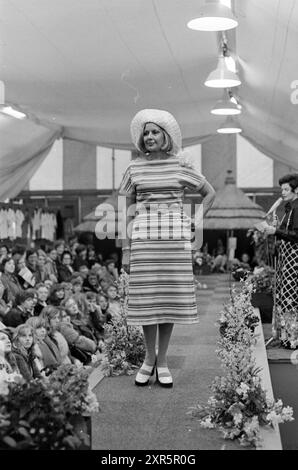 Sfilata di moda Liba Spring Fair Haarlem, sfilata di moda, fiera di primavera, 08-03-1976, Whizgle Dutch News: Immagini storiche su misura per il futuro. Esplora il passato dei Paesi Bassi con prospettive moderne attraverso le immagini delle agenzie olandesi. Colmare gli eventi di ieri con gli approfondimenti di domani. Intraprendi un viaggio senza tempo con storie che plasmano il nostro futuro. Foto Stock