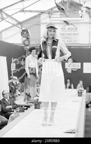 Sfilata di moda Liba Spring Fair, Spring Fair, 10-03-1977, Whizgle Dutch News: Immagini storiche su misura per il futuro. Esplora il passato dei Paesi Bassi con prospettive moderne attraverso le immagini delle agenzie olandesi. Colmare gli eventi di ieri con gli approfondimenti di domani. Intraprendi un viaggio senza tempo con storie che plasmano il nostro futuro. Foto Stock