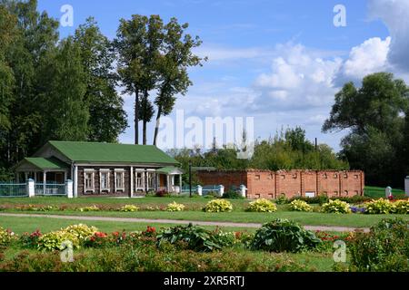 KARABIKHA, RUSSIA - 22 AGOSTO 2023: Il parco della casa padronale del XIX secolo dove visse il poeta Nekrasov Foto Stock