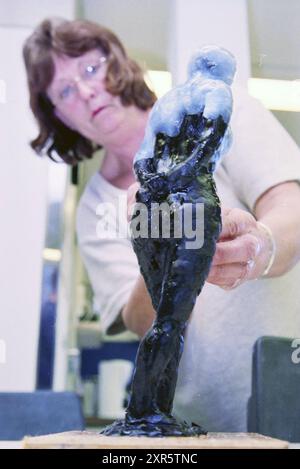 Masterclass Bronze casting, Bennebroek, Hoofddorp, Paesi Bassi, 09-02-1999, Whizgle Dutch News: immagini storiche su misura per il futuro. Esplora il passato dei Paesi Bassi con prospettive moderne attraverso le immagini delle agenzie olandesi. Colmare gli eventi di ieri con gli approfondimenti di domani. Intraprendi un viaggio senza tempo con storie che plasmano il nostro futuro. Foto Stock