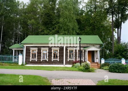 KARABIKHA, RUSSIA - 22 AGOSTO 2023: Un vecchio edificio di legno a un piano nella tenuta del XIX secolo dove visse il poeta Nekrasov Foto Stock