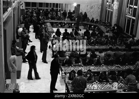 Scacchi simultanei (apertura) Velsen Town Hall, Chess, 28-01-1976, Whizgle Dutch News: Immagini storiche su misura per il futuro. Esplora il passato dei Paesi Bassi con prospettive moderne attraverso le immagini delle agenzie olandesi. Colmare gli eventi di ieri con gli approfondimenti di domani. Intraprendi un viaggio senza tempo con storie che plasmano il nostro futuro. Foto Stock