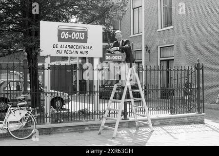 Direttore Tesselaar del 06-0013, centro di emergenza in caso di guasto, su una scala di fronte al suo edificio a Kennemerplein 2, Haarlem, Kennemerplein, Paesi Bassi, 17-05-1992, Whizgle Dutch News: immagini storiche su misura per il futuro. Esplora il passato dei Paesi Bassi con prospettive moderne attraverso le immagini delle agenzie olandesi. Colmare gli eventi di ieri con gli approfondimenti di domani. Intraprendi un viaggio senza tempo con storie che plasmano il nostro futuro. Foto Stock