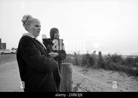 Due donne sul viale, Zandvoort, Boulevard Barnaart, 00-00-1972, Whizgle Dutch News: Immagini storiche su misura per il futuro. Esplora il passato dei Paesi Bassi con prospettive moderne attraverso le immagini delle agenzie olandesi. Colmare gli eventi di ieri con gli approfondimenti di domani. Intraprendi un viaggio senza tempo con storie che plasmano il nostro futuro. Foto Stock