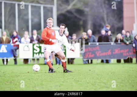 Calcio: Tradizionale partita di Capodanno Royal HFC - Ex-Internationals, Haarlem, Emauslaan, Paesi Bassi, 01-01-1998, Whizgle Dutch News: immagini storiche su misura per il futuro. Esplora il passato dei Paesi Bassi con prospettive moderne attraverso le immagini delle agenzie olandesi. Colmare gli eventi di ieri con gli approfondimenti di domani. Intraprendi un viaggio senza tempo con storie che plasmano il nostro futuro. Foto Stock
