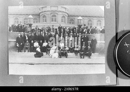 Foto della vecchia foto dell'album: Gruppo di persone davanti al nuovo Kurhaus Zandvoort; 1900-1920, Zandvoort, Whizgle Dutch News: Immagini storiche su misura per il futuro. Esplora il passato dei Paesi Bassi con prospettive moderne attraverso le immagini delle agenzie olandesi. Colmare gli eventi di ieri con gli approfondimenti di domani. Intraprendi un viaggio senza tempo con storie che plasmano il nostro futuro. Foto Stock