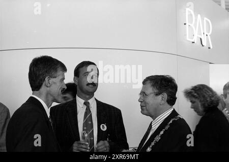 Apertura del molo B, Schiphol, 10-08-1994, Whizgle Dutch News: Immagini storiche su misura per il futuro. Esplora il passato dei Paesi Bassi con prospettive moderne attraverso le immagini delle agenzie olandesi. Colmare gli eventi di ieri con gli approfondimenti di domani. Intraprendi un viaggio senza tempo con storie che plasmano il nostro futuro. Foto Stock