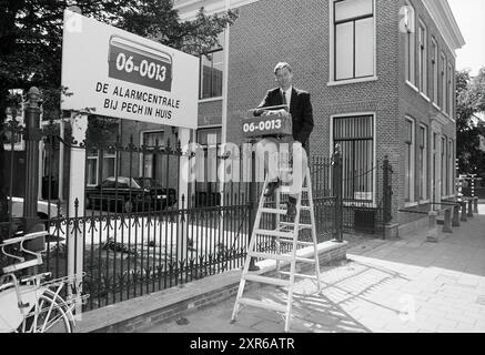 Direttore Tesselaar del 06-0013, centro di emergenza in caso di guasto, su una scala di fronte al suo edificio a Kennemerplein 2, Haarlem, Kennemerplein, Paesi Bassi, 17-05-1992, Whizgle Dutch News: immagini storiche su misura per il futuro. Esplora il passato dei Paesi Bassi con prospettive moderne attraverso le immagini delle agenzie olandesi. Colmare gli eventi di ieri con gli approfondimenti di domani. Intraprendi un viaggio senza tempo con storie che plasmano il nostro futuro. Foto Stock