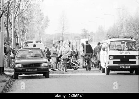 Incidente stradale auto e moto di rapinatori, 00-11-1989, Whizgle Dutch News: Immagini storiche su misura per il futuro. Esplora il passato dei Paesi Bassi con prospettive moderne attraverso le immagini delle agenzie olandesi. Colmare gli eventi di ieri con gli approfondimenti di domani. Intraprendi un viaggio senza tempo con storie che plasmano il nostro futuro. Foto Stock