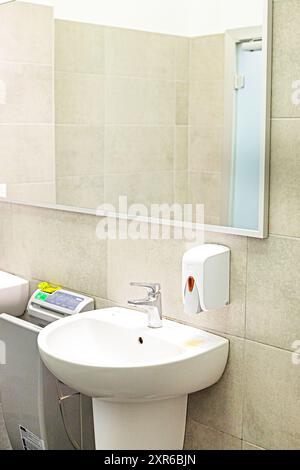 bagno interno moderno con lavandino e rubinetto nella toilette Foto Stock