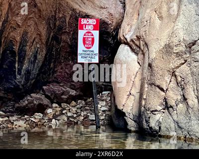 Territorio del Nord, Australia. 5 agosto 2024. Un cartello a Standley Chasm nel West MacDonnell National Park indica che questo è un luogo sacro per la popolazione indigena e non deve essere inserito. Crediti: Carola Frentzen/dpa/Alamy Live News Foto Stock