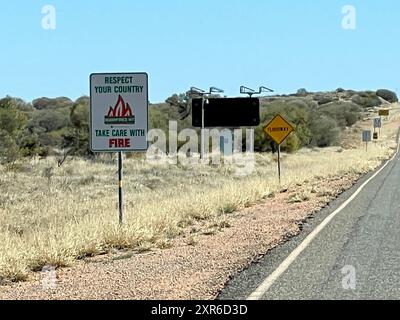 Territorio del Nord, Australia. 6 agosto 2024. Un segnale di avvertimento sulla Lasseter Highway vicino a Uluru invita le persone a prestare molta attenzione intorno al fuoco per evitare incendi boschivi. Crediti: Carola Frentzen/dpa/Alamy Live News Foto Stock