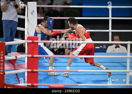 Parigi, Francia. 8 agosto 2024. Billal Bennama contro DUSMATOV Hasanboy nella finale di pugilato maschile di 51 kg durante i Giochi Olimpici di Parigi 2024 allo stadio Roland Garros, a Parigi l'8 agosto 2024. Foto di Eliot Blondet/ABACAPRESS. COM credito: Abaca Press/Alamy Live News Foto Stock