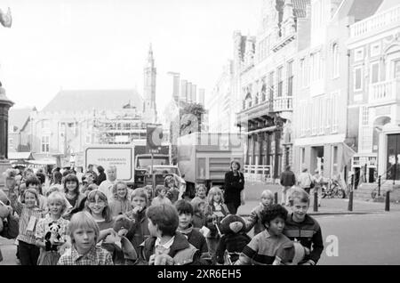 I bambini camminano con gli orsi fino allo Studio Cinema., bambini, bambini, case per bambini, feste per bambini, Children's, 12-10-1985, Whizgle Dutch News: immagini storiche su misura per il futuro. Esplora il passato dei Paesi Bassi con prospettive moderne attraverso le immagini delle agenzie olandesi. Colmare gli eventi di ieri con gli approfondimenti di domani. Intraprendi un viaggio senza tempo con storie che plasmano il nostro futuro. Foto Stock