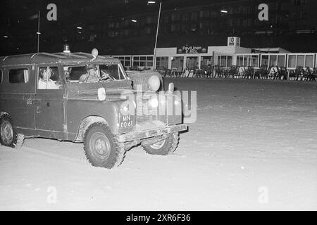 Jeep on the Beach, Zandvoort, 04-08-1973, Whizgle Dutch News: Immagini storiche su misura per il futuro. Esplora il passato dei Paesi Bassi con prospettive moderne attraverso le immagini delle agenzie olandesi. Colmare gli eventi di ieri con gli approfondimenti di domani. Intraprendi un viaggio senza tempo con storie che plasmano il nostro futuro. Foto Stock