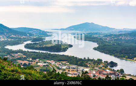 Vista panoramica di Cerveira e del fiume Minho al confine tra Portogallo e Spagna Foto Stock