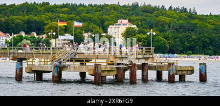 Usedom, Germania, 26 luglio 2024: Turisti sul molo di Bansin sull'isola di Usedom Foto Stock