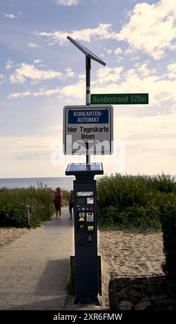 Usedom, Germania, 26 luglio 2024: Chiosco con biglietti per la spiaggia per i visitatori delle spiagge di Usedom Foto Stock