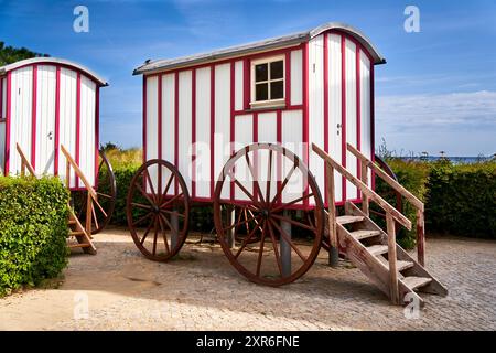 Usedom, Germania, 26 luglio 2024: Storico vagone da spiaggia precedentemente utilizzato come cabina cambiavalute sul lungomare di Bansin, Usedom Foto Stock