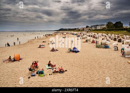 Usedom, Germania, 26 luglio 2024: Spiaggia del Bansin Seaside Resort a Usedom con turisti sotto un cielo nuvoloso Foto Stock