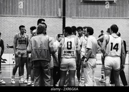 Partita di basket, Whizgle Dutch News: Immagini storiche pensate per il futuro. Esplora il passato dei Paesi Bassi con prospettive moderne attraverso le immagini delle agenzie olandesi. Colmare gli eventi di ieri con gli approfondimenti di domani. Intraprendi un viaggio senza tempo con storie che plasmano il nostro futuro. Foto Stock