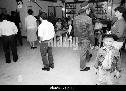 Danza country, Noordwijkerhout, ballo, Noordwijkerhout, 31-03-1989, Whizgle Dutch News: immagini storiche su misura per il futuro. Esplora il passato dei Paesi Bassi con prospettive moderne attraverso le immagini delle agenzie olandesi. Colmare gli eventi di ieri con gli approfondimenti di domani. Intraprendi un viaggio senza tempo con storie che plasmano il nostro futuro. Foto Stock