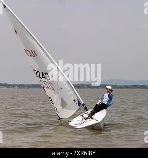 Golubac, Serbia, 9 giugno 2024: Una ragazza adolescente prende parte a una regata a vela di classe laser sul Danubio. Foto Stock