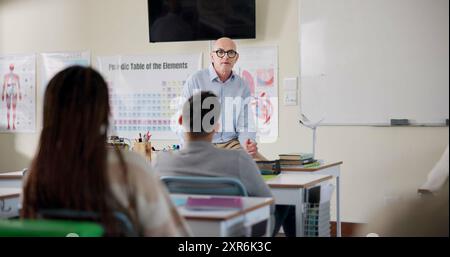 Classe, insegnante e presentazione al liceo, biologia e lezione per l'apprendimento o lo sviluppo. Uomo, istruzione e ambiente di apprendimento Foto Stock