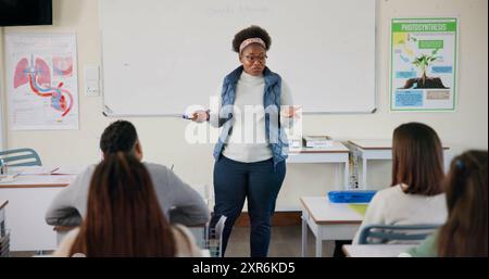 Classe, insegnante e lezione di scuola superiore, biologia e conoscenza per l'apprendimento o lo sviluppo. Donna, istruzione e presentazione per Foto Stock