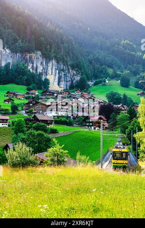 Vista del treno che passa dal villaggio di Staubbach in Svizzera Foto Stock