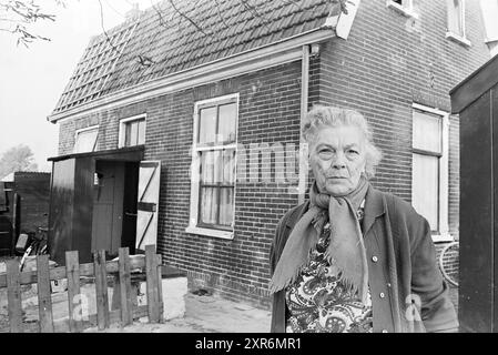 Ritratto donna di fronte a casa, 00-00-1974, Whizgle Dutch News: Immagini storiche su misura per il futuro. Esplora il passato dei Paesi Bassi con prospettive moderne attraverso le immagini delle agenzie olandesi. Colmare gli eventi di ieri con gli approfondimenti di domani. Intraprendi un viaggio senza tempo con storie che plasmano il nostro futuro. Foto Stock