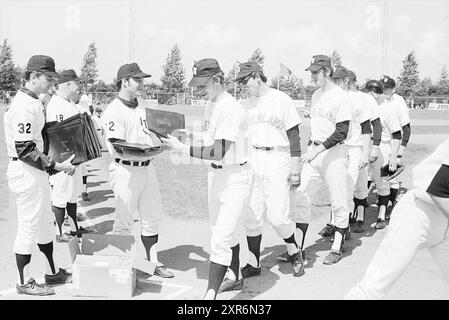 Baseball Paesi Bassi - Detroit ITM, 27-06-1971, Whizgle Dutch News: Immagini storiche su misura per il futuro. Esplora il passato dei Paesi Bassi con prospettive moderne attraverso le immagini delle agenzie olandesi. Colmare gli eventi di ieri con gli approfondimenti di domani. Intraprendi un viaggio senza tempo con storie che plasmano il nostro futuro. Foto Stock