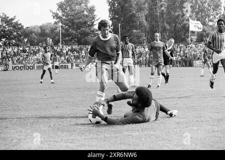 Haarlem - Robin Hood, Football Haarlem, 15-08-1976, Whizgle Dutch News: Immagini storiche su misura per il futuro. Esplora il passato dei Paesi Bassi con prospettive moderne attraverso le immagini delle agenzie olandesi. Colmare gli eventi di ieri con gli approfondimenti di domani. Intraprendi un viaggio senza tempo con storie che plasmano il nostro futuro. Foto Stock