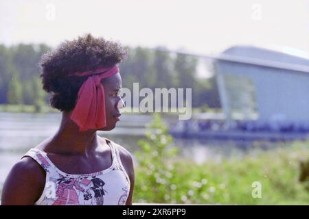 Ritratto di una donna, Whizgle Dutch News: Immagini storiche su misura per il futuro. Esplora il passato dei Paesi Bassi con prospettive moderne attraverso le immagini delle agenzie olandesi. Colmare gli eventi di ieri con gli approfondimenti di domani. Intraprendi un viaggio senza tempo con storie che plasmano il nostro futuro. Foto Stock