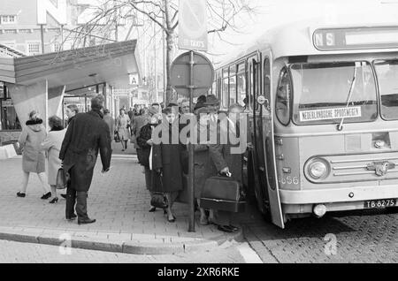 Autobus NZH utilizzato come trasporto temporaneo per i passeggeri del treno, Haarlem, Paesi Bassi, Whizgle Dutch News: Immagini storiche su misura per il futuro. Esplora il passato dei Paesi Bassi con prospettive moderne attraverso le immagini delle agenzie olandesi. Colmare gli eventi di ieri con gli approfondimenti di domani. Intraprendi un viaggio senza tempo con storie che plasmano il nostro futuro. Foto Stock