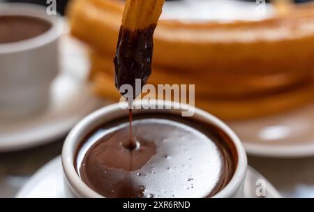 cioccolata calda a goccia di churro - concentrazione selettiva Foto Stock