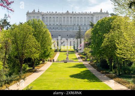 Paesaggio del Palacio Real de Madrid dai giardini di campo del Moro Foto Stock