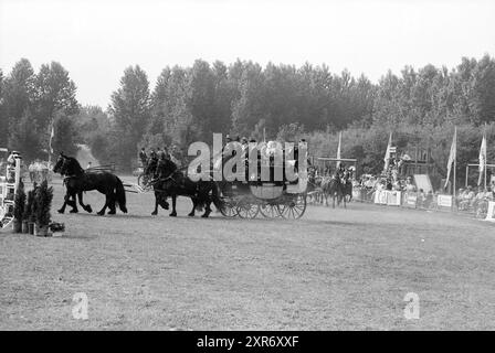 Concorso di salto ostacoli vari Haarlemmermeersebos, Haarlemmermeer, Haarlemmermeerse Bos, 16-06-1990, Whizgle Dutch News: Immagini storiche su misura per il futuro. Esplora il passato dei Paesi Bassi con prospettive moderne attraverso le immagini delle agenzie olandesi. Colmare gli eventi di ieri con gli approfondimenti di domani. Intraprendi un viaggio senza tempo con storie che plasmano il nostro futuro. Foto Stock