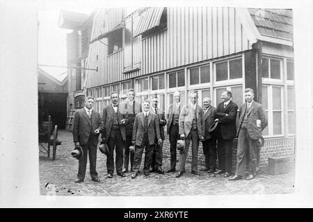 Foto di una vecchia foto dell'album: Group of Gentlemen in Zandvoort; 1900-1920, Zandvoort, Whizgle Dutch News: Immagini storiche su misura per il futuro. Esplora il passato dei Paesi Bassi con prospettive moderne attraverso le immagini delle agenzie olandesi. Colmare gli eventi di ieri con gli approfondimenti di domani. Intraprendi un viaggio senza tempo con storie che plasmano il nostro futuro. Foto Stock