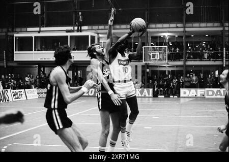 Partita di basket, Whizgle Dutch News: Immagini storiche pensate per il futuro. Esplora il passato dei Paesi Bassi con prospettive moderne attraverso le immagini delle agenzie olandesi. Colmare gli eventi di ieri con gli approfondimenti di domani. Intraprendi un viaggio senza tempo con storie che plasmano il nostro futuro. Foto Stock