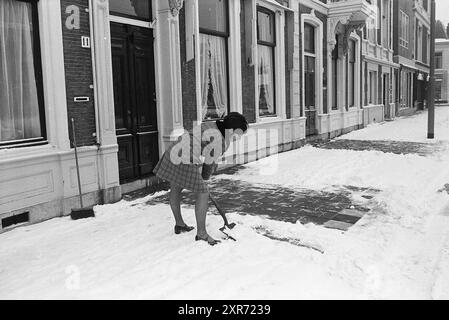 Discese di neve, neve, 20-02-1969, Whizgle Dutch News: Immagini storiche su misura per il futuro. Esplora il passato dei Paesi Bassi con prospettive moderne attraverso le immagini delle agenzie olandesi. Colmare gli eventi di ieri con gli approfondimenti di domani. Intraprendi un viaggio senza tempo con storie che plasmano il nostro futuro. Foto Stock
