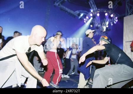 Dance Valley Goers, 03-08-2001, Whizgle Dutch News: Immagini storiche su misura per il futuro. Esplora il passato dei Paesi Bassi con prospettive moderne attraverso le immagini delle agenzie olandesi. Colmare gli eventi di ieri con gli approfondimenti di domani. Intraprendi un viaggio senza tempo con storie che plasmano il nostro futuro. Foto Stock