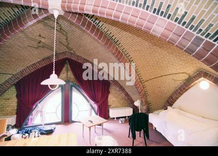 Sacred Heart Church, Apartments, Haarlem, Paesi Bassi, 02-09-1998, Whizgle Dutch News: immagini storiche su misura per il futuro. Esplora il passato dei Paesi Bassi con prospettive moderne attraverso le immagini delle agenzie olandesi. Colmare gli eventi di ieri con gli approfondimenti di domani. Intraprendi un viaggio senza tempo con storie che plasmano il nostro futuro. Foto Stock