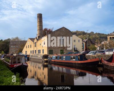 Barche strette ormeggiate sul Rochdale Canal a Hebden Bridge, West Yorkshire. REGNO UNITO Foto Stock